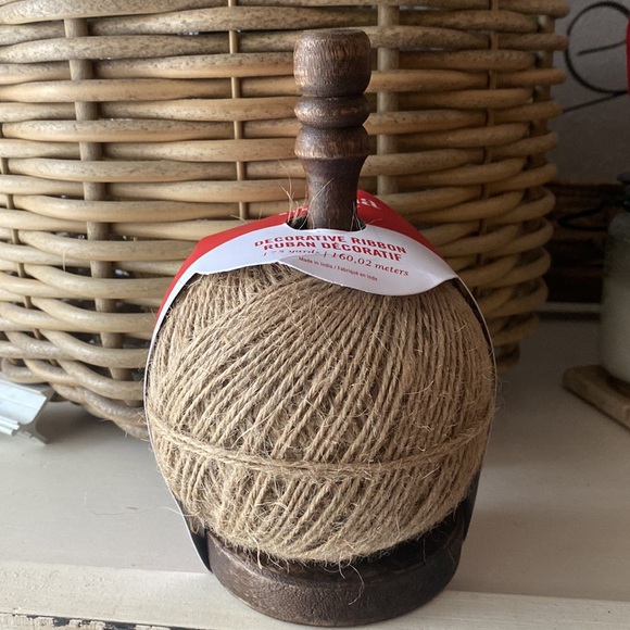 š NEW - DECORATIVE HOLIDAY/CHRISTMAS Ribbon on a BEAUTIFUL wooden Spool - Picture 2 of 4